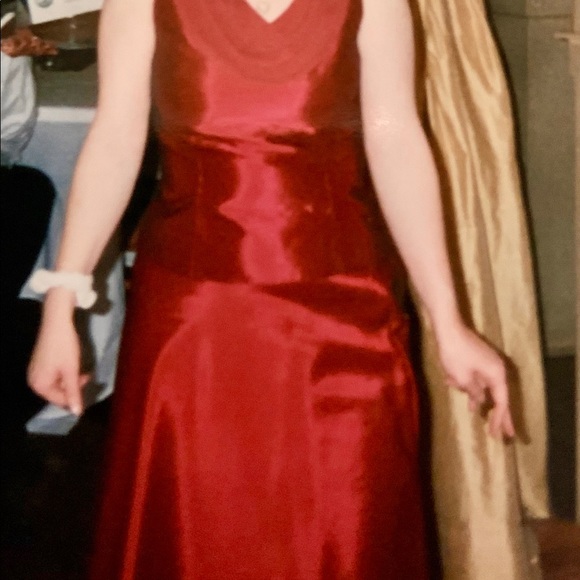 Michaelangelo Bridesmaid Dress in Apple - Picture 4 of 9